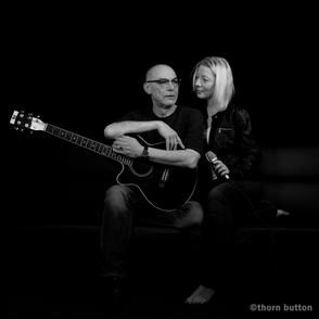 Das Duo mit Gitarre und Loge - Bild von Thorn Button