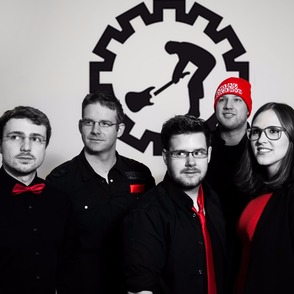 Gruppenbild der Band mit Logo in SW mit roten Hervorhebungen