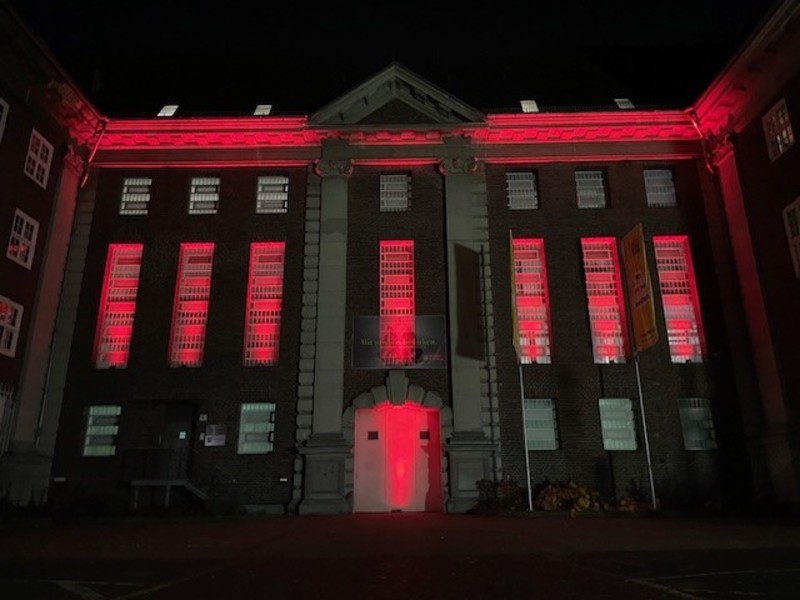 JVA Hamm rot angeleuchtet