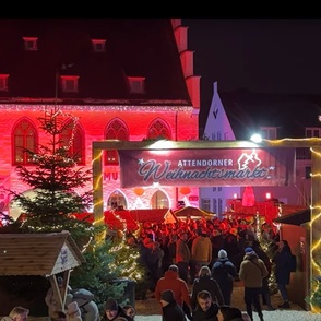 Weihnachtsmarkt Attendorn Portal Abends beleuchtet