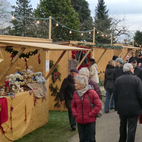 Adventmarkt Sonsbeck-Kapellen Buden Menschen und Lichterketten