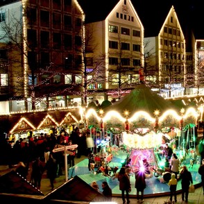 Weihnachtsmarkt dunkel beleuchtet Karussel