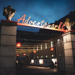 Hof der JVA Attendorn (historischer Teil) weihnachtlich beleuchtet