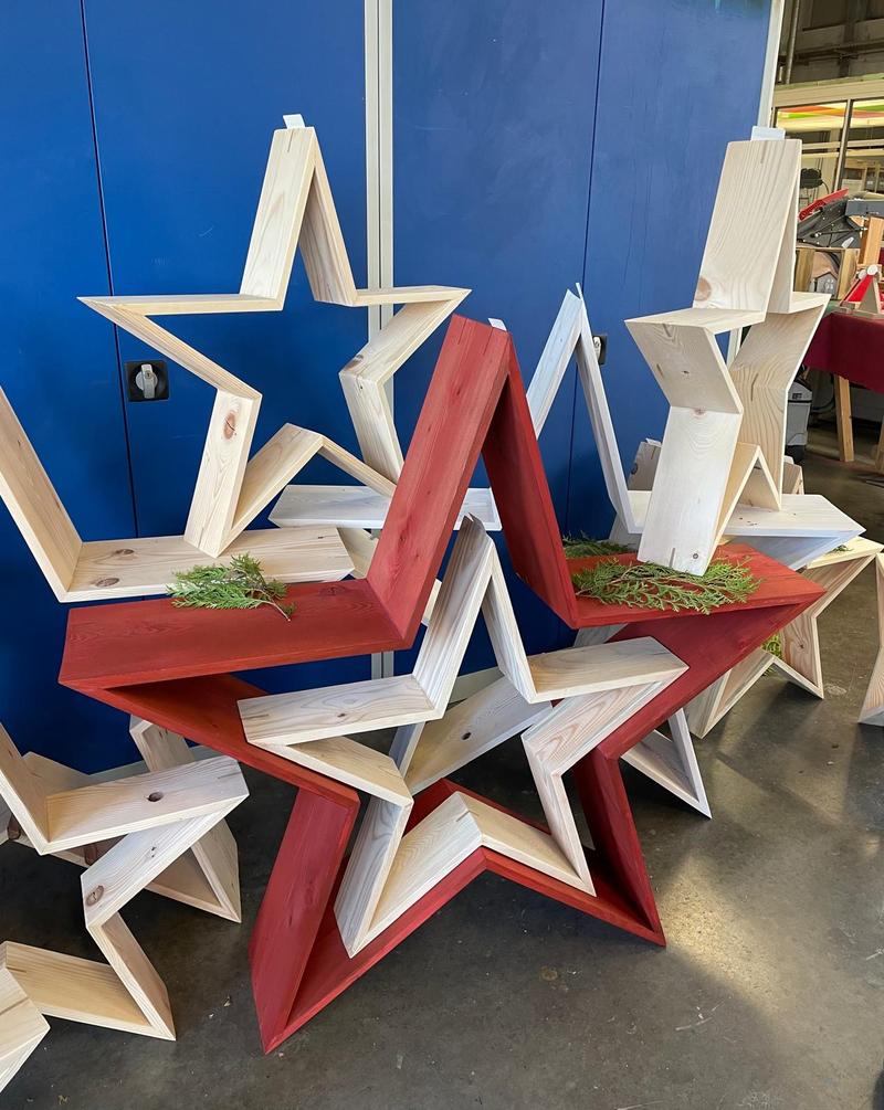 Auch riesengroße Sterne aus Holz standen zum Verkauf