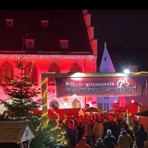 Weihnachtsmarkt Attendorn Portal Abends beleuchtet