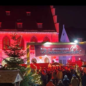 Weihnachtsmarkt Attendorn Portal Abends beleuchtet