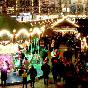 Weihnachtsmarkt dunkel beleuchtet Karussel