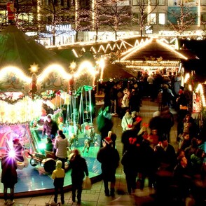 Weihnachtsmarkt dunkel beleuchtet Karussel