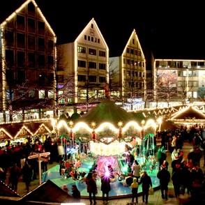 Weihnachtsmarkt dunkel beleuchtet Karussel