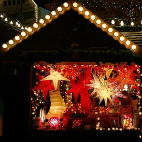 Beleuchteter Weihnachtsmarktstand