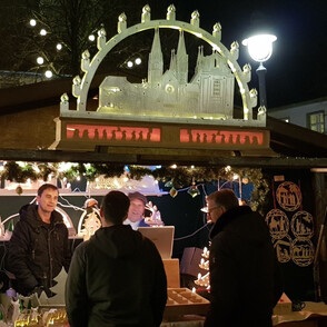 Weihnachtsmarkt in Werl Abends Stände beleuchtet