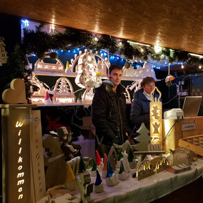 Weihnachtsmarkt in Werl Abends Stände beleuchtet