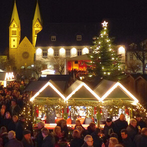 Weihnachtsmarkt in Werl Abends Stände beleuchtet