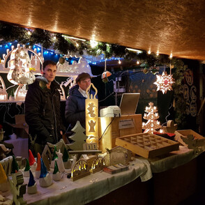 Weihnachtsmarkt in Werl Abends Stände beleuchtet