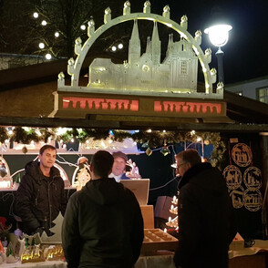Weihnachtsmarkt in Werl Abends Stände beleuchtet