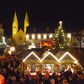 Weihnachtsmarkt in Werl Abends Stände beleuchtet