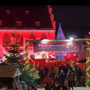 Weihnachtsmarkt Attendorn Portal Abends beleuchtet
