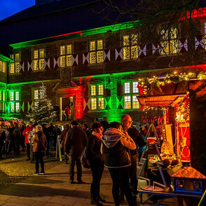 Ambrosiusmarkt bunt beleuchtetes Schloss Oberwerries