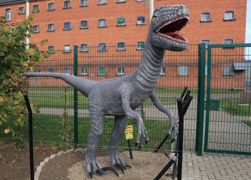 Dinosaurierskulptur im Hof der JVA Siegburg