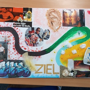 Bild, erstellt von einer Arrestantin mit dem Titel: "Zugeh&ouml;rt"