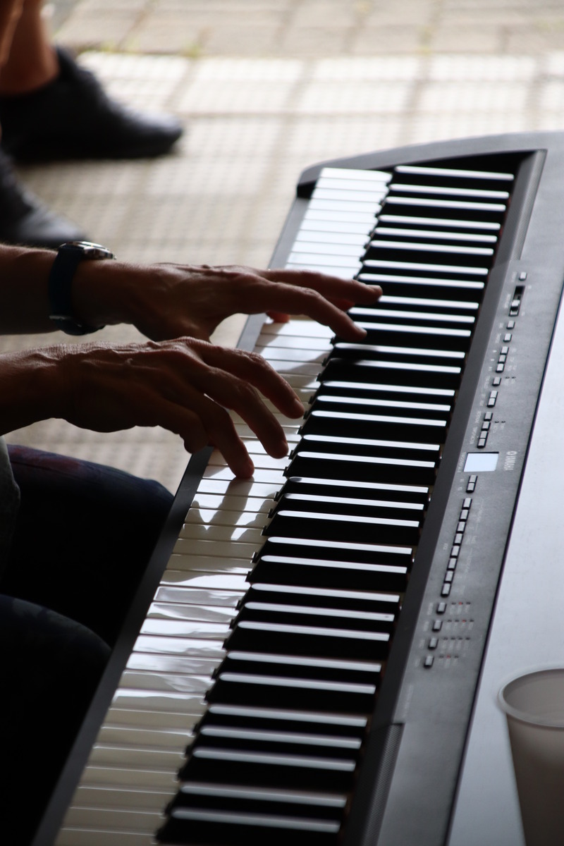 Klavier Tasten wird gespielt