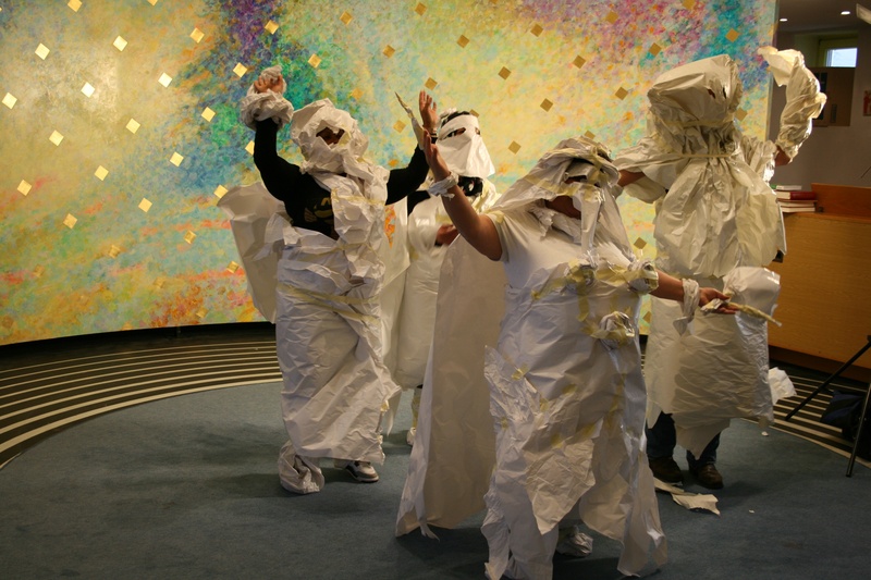 Gefangene tanzen kostümiert