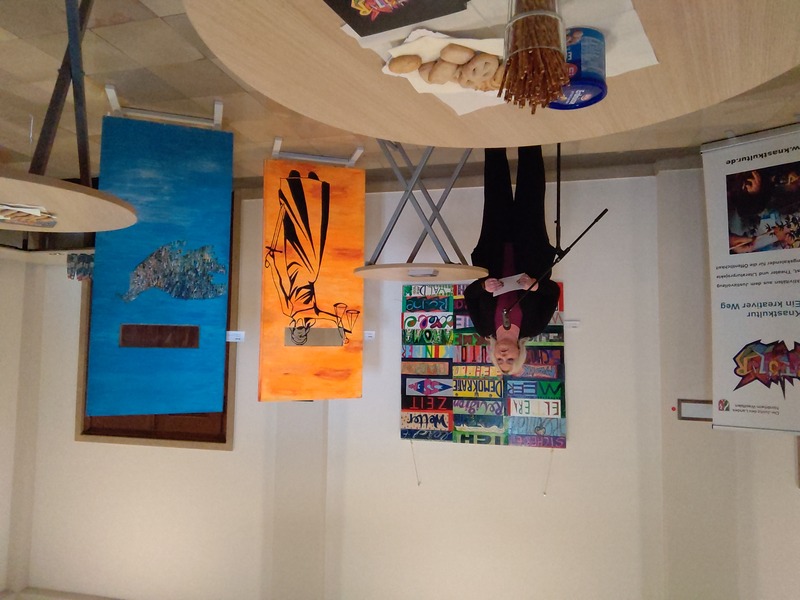 Nicole Sonnenbaum hält eine Eröffnungsrede zu einer Kunstausstellung im Ministerium der Justiz am 28.11.2023.