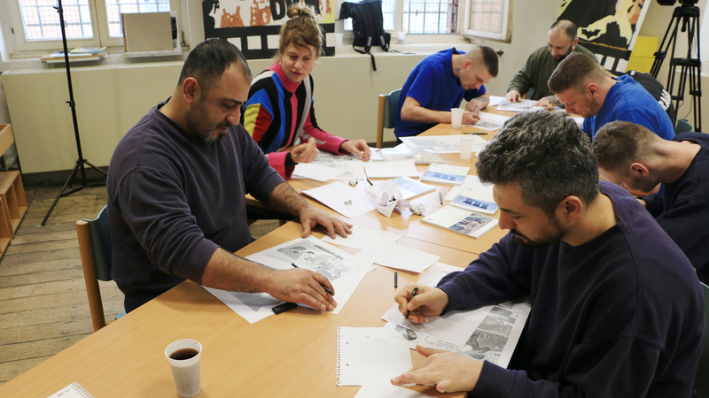 Die Gruppe im Comic Workshop bei der Arbeit