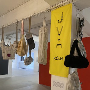 Ausstellung 100 Tage 100 Taschen JVA Köln im Frauenmuseum Bonn