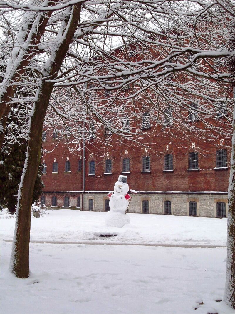 Schneemann im Gefängnishof