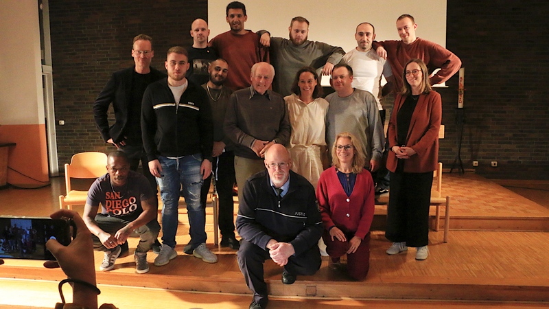 Zur Premierenfeier haben sich für das Gruppenbild die stellv. Anstaltsleiterin Frau Siewert, die Vertreterin der LAG Film und Kunst Frau Assmann, Vertreter der Lions Siegburg und das Filmteam zusammen aufgestellt.