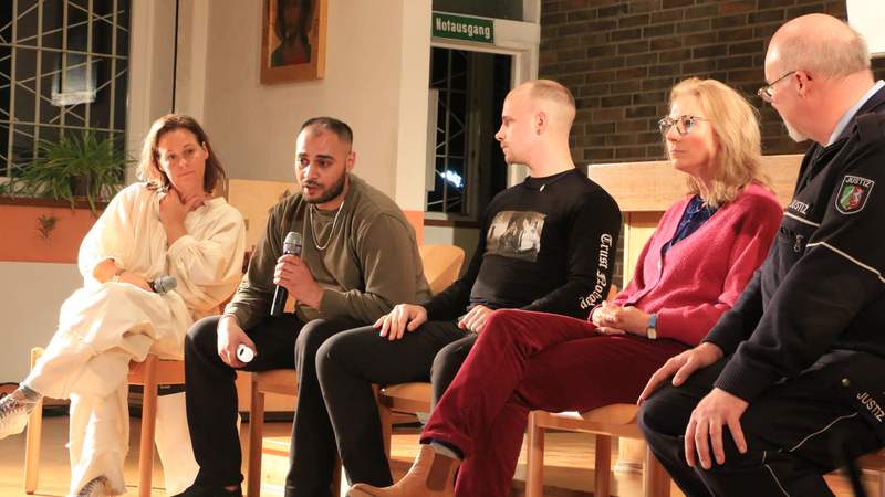 Einer der beiden Projektteilnehmer beantwortet eine Frage aus dem Publikum.