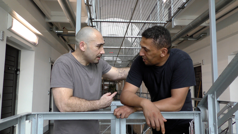 Der Konflikt zwischen den beiden Gruppen geht in Haft weiter und führt zu illegalen Geschäften.