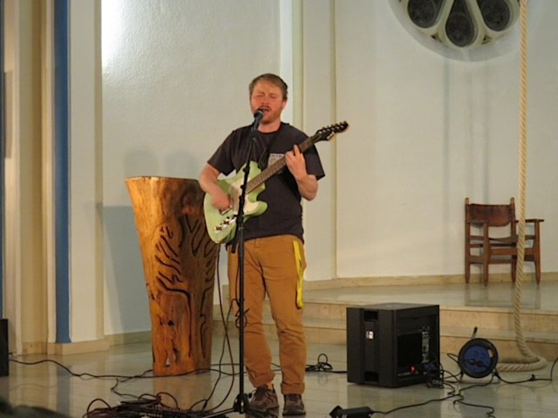 Poetry Slam Teilnehmer auf der Bühne