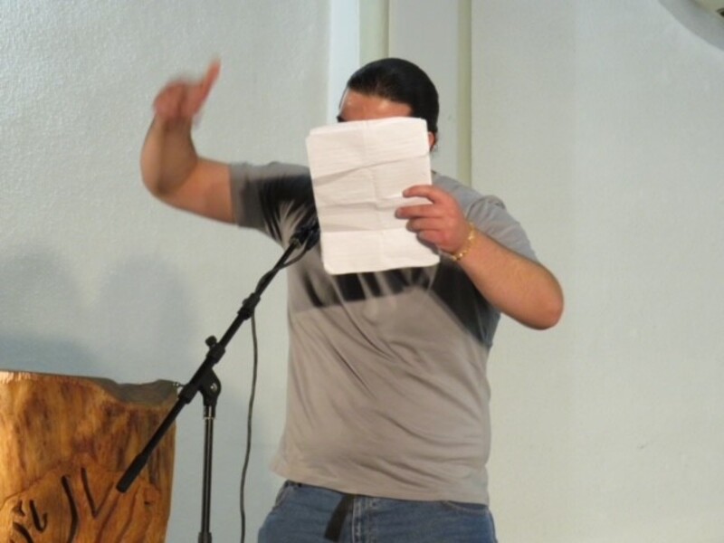 Poetry Slam Teilnehmer auf der Bühne