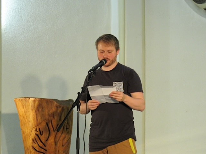 Poetry Slam Teilnehmer auf der Bühne