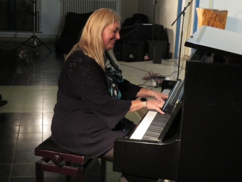 Poetry Slam Teilnehmer auf der Bühne