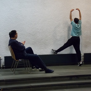 Theaterworkshop Gefangener als Ballettänzer