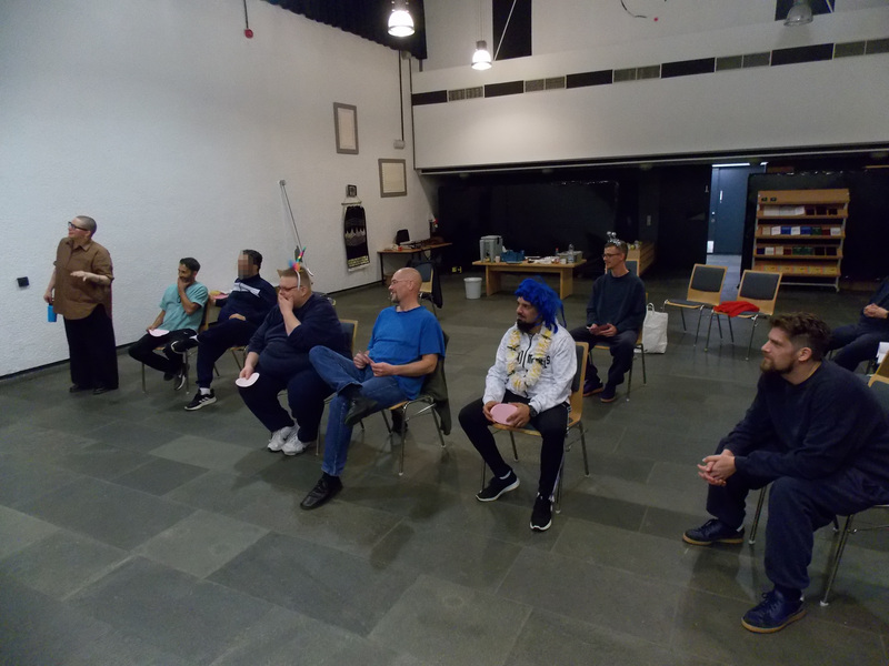 Theaterworkshop Übung Szene Teilnehmer als Publikum