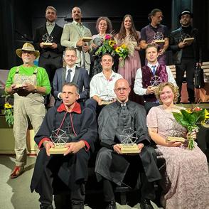 Alle Schauspieler auf einem Gruppenfoto