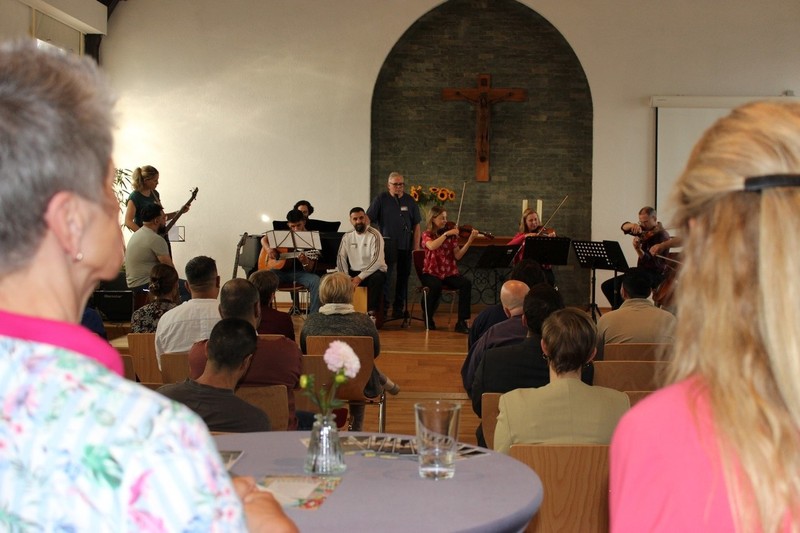 Musiker vor Publikum auf der Bühne