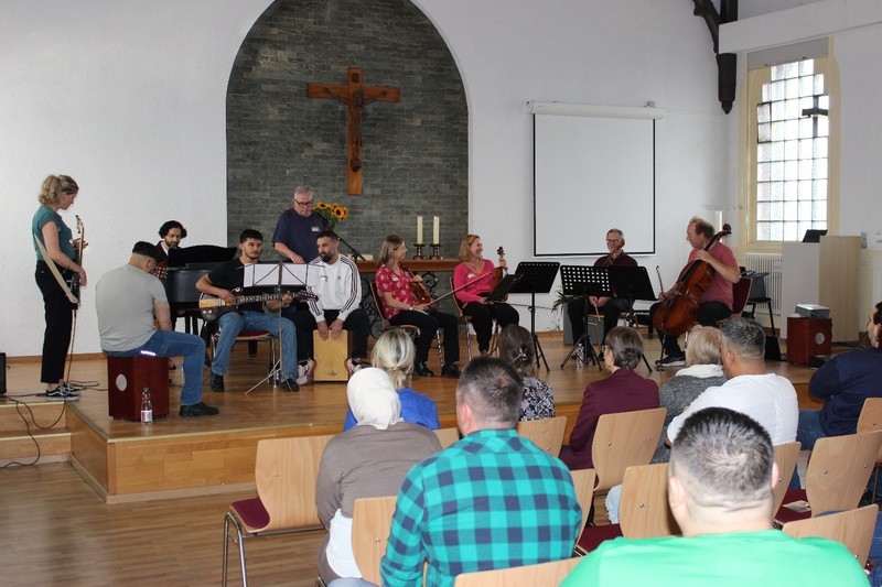 Musiker vor Publikum auf der Bühne