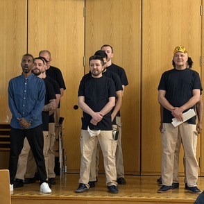Gefangene und Samed Warug,  Gr&uuml;nder der &bdquo;Comedy-Werkstatt&ldquo;, auf der B&uuml;hne