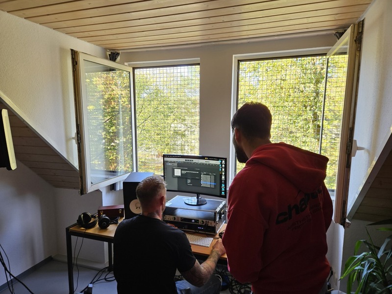 Gefangene und Betreuer vor dem PC beim kreieren des Sounds