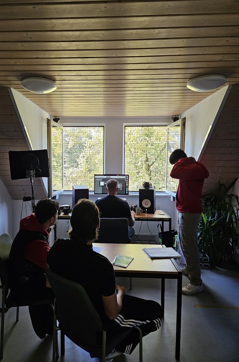 Gefangene und Betreuer vor dem PC beim kreieren des Sounds