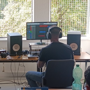 Gefangene und Betreuer vor dem PC beim kreieren des Sounds