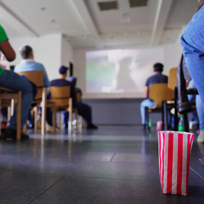 Gefangene w&auml;hrend der Filmvorf&uuml;hrung