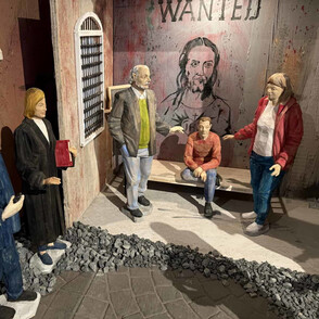 Figuren in der Krippe, die Gefangene der JVA Herford hergestellt haben