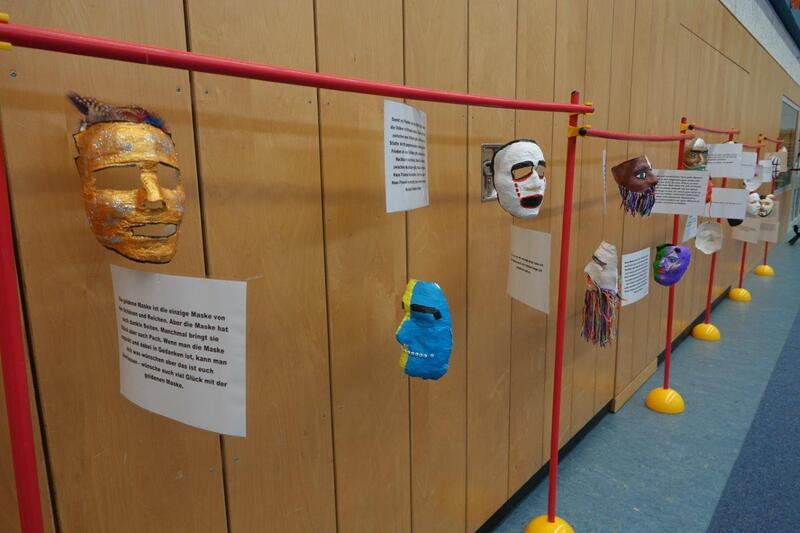Zusätzlich konnten die Besucher noch eine Maskenausstellung aus einem anderen Workshop besuchen
