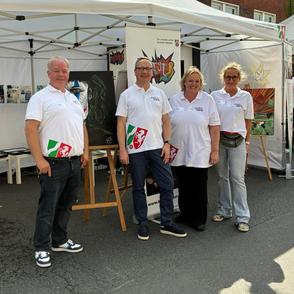 Minister der Justiz Limbach und die Mitarbeiter von Knastkultur vor dem Stand